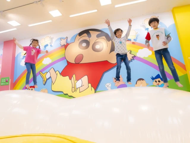 「クレヨンしんちゃん オラの あそべるゆめぱ～く」でトランポリンを楽しむ子供たち