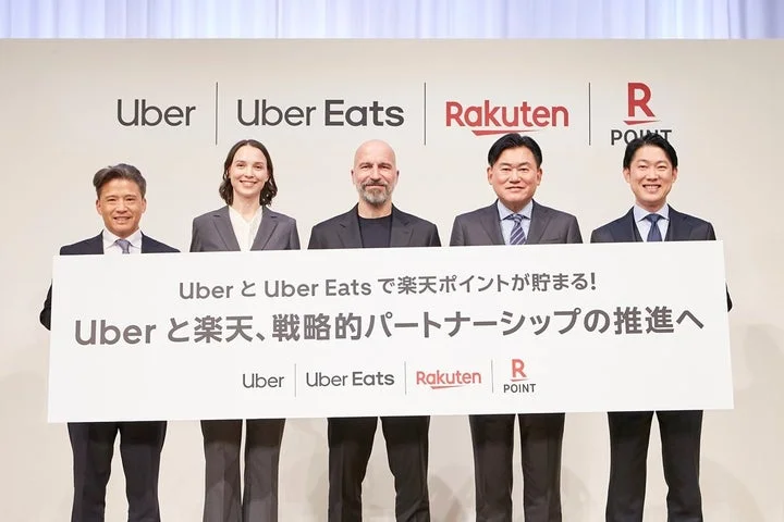 Uberと楽天の戦略的パートナーシップ発表会でボードを掲げる経営陣