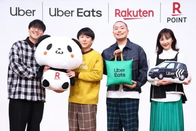 Uberと楽天の戦略的パートナーシップ発表会後の記念撮影に応じる山口もえさんとハナコの皆さん