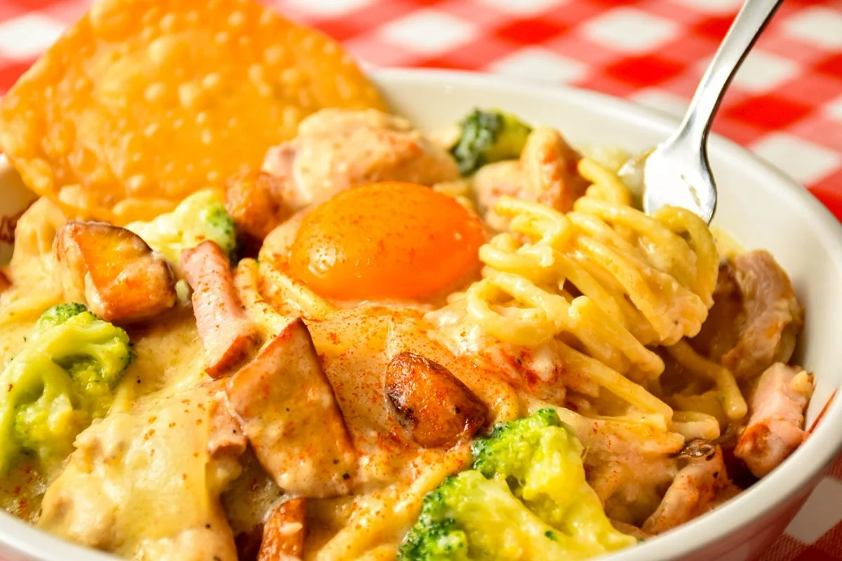 フォークで持ち上げられた「シュクメルリ風パスタ」の麺と具材