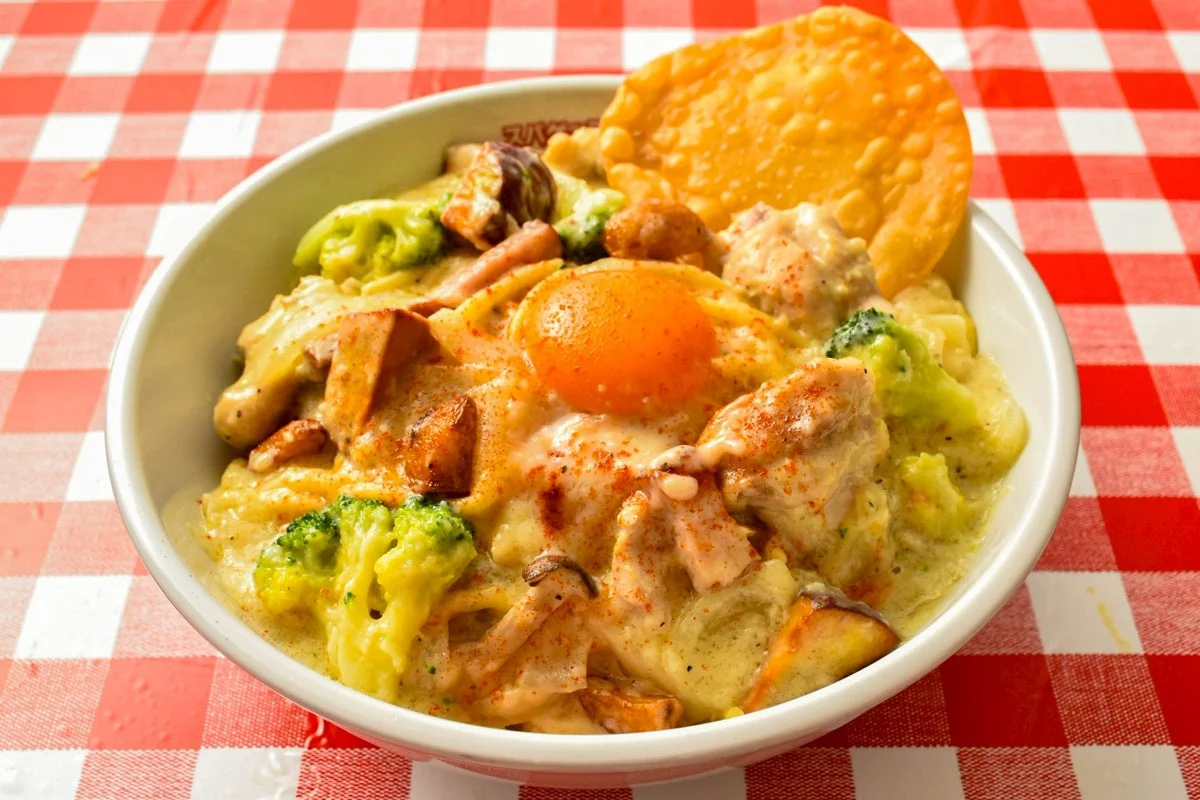 卵黄と餃子の皮チップスが乗った「シュクメルリ風パスタ」