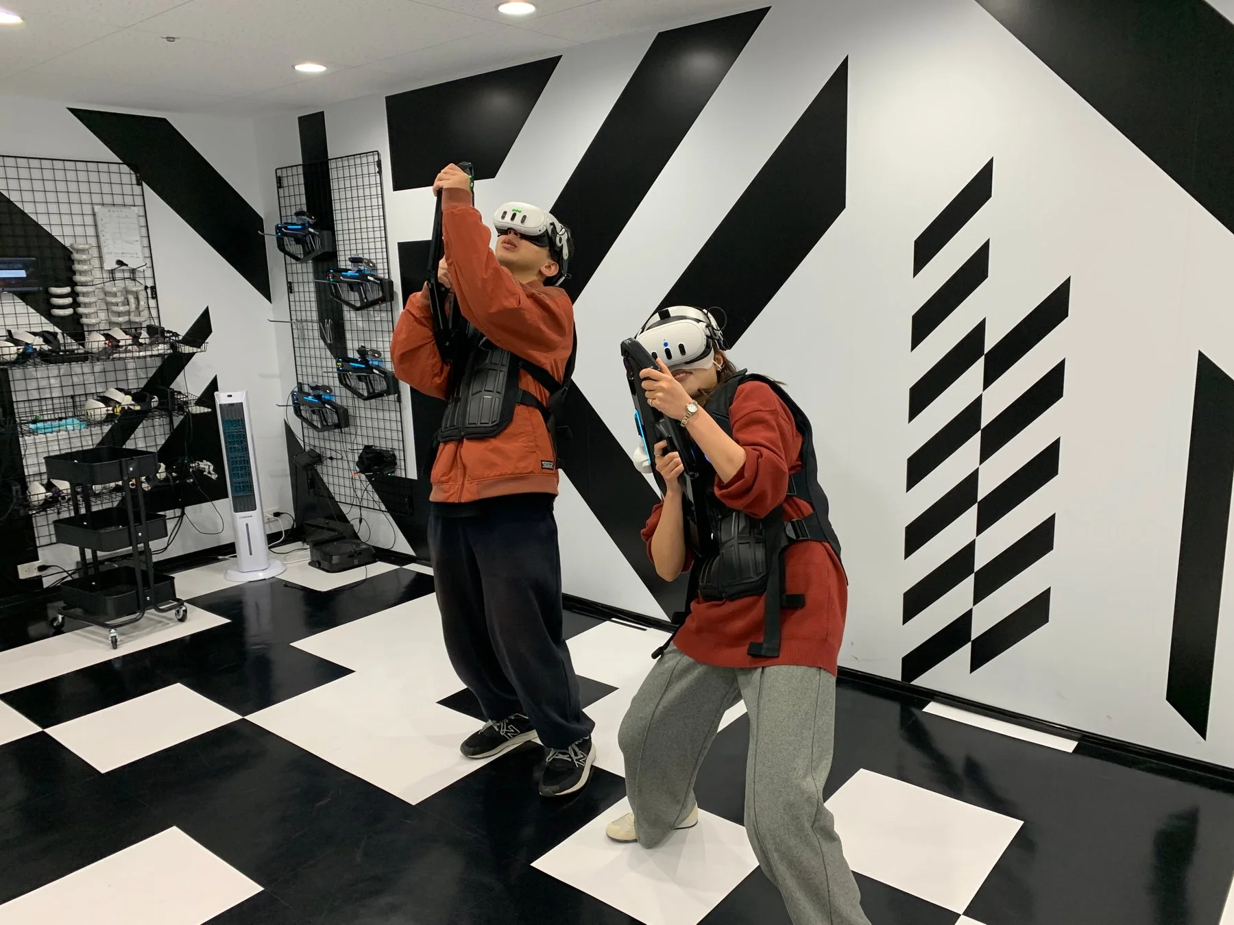 XR Center Game Spaceで2名がゾンビサバイバルを体験している様子