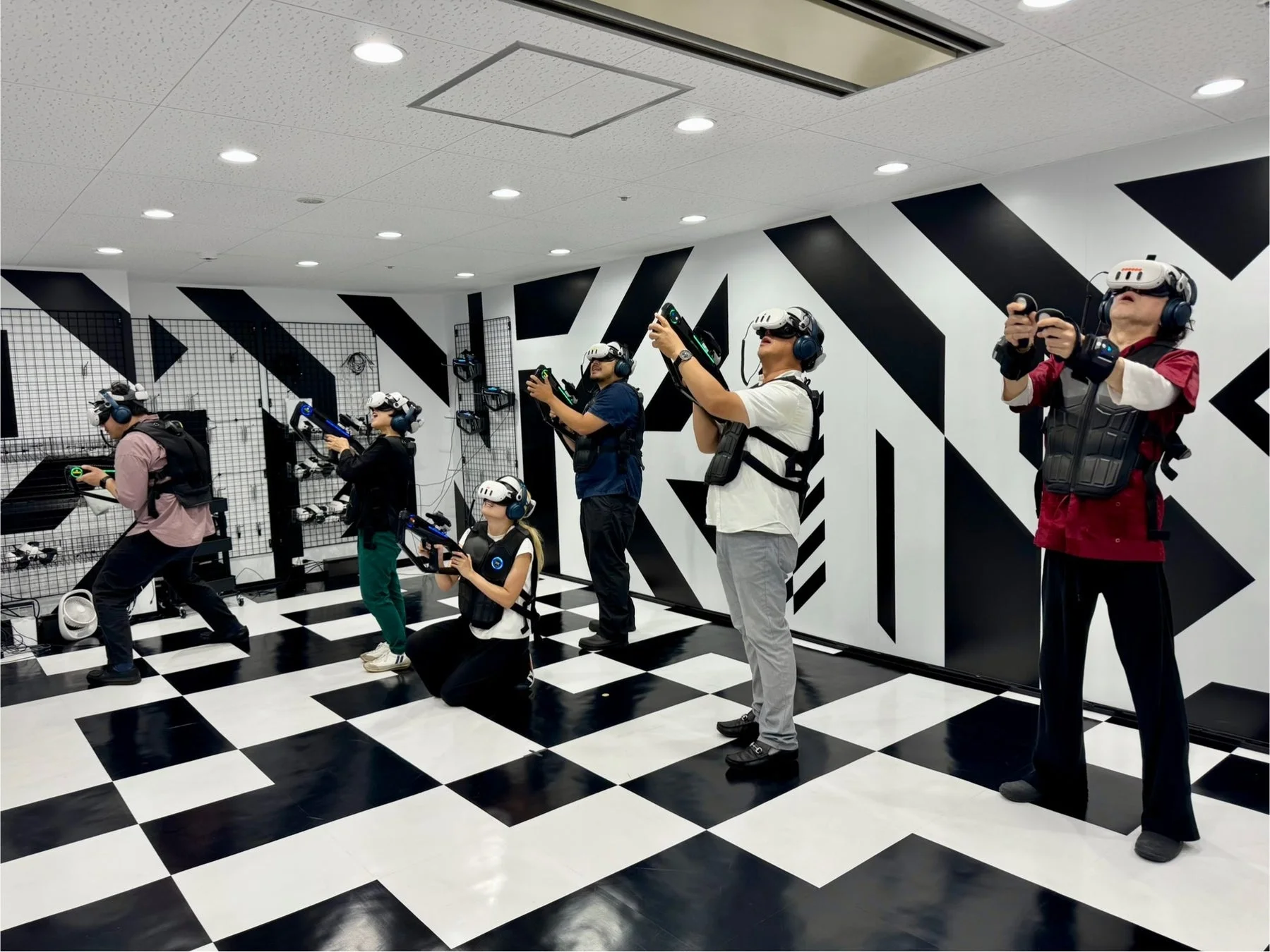 XR Center Game Spaceで大人数が貸し切りでゾンビサバイバルを体験している様子
