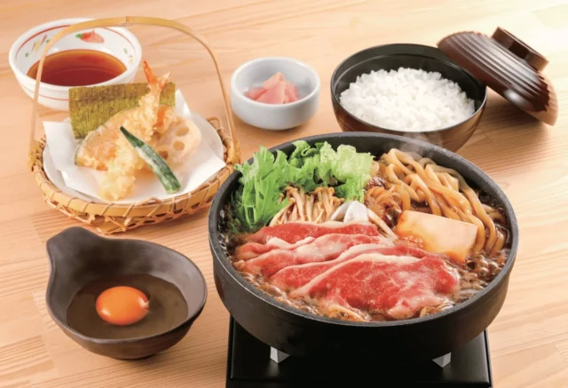 和食さと黒毛和牛の牛すきうどん鍋定食と海老天ぷら盛り合わせ