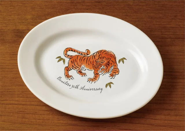 紅虎餃子房30周年記念のオリジナル楕円皿