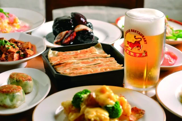紅虎餃子房の鉄鍋棒餃子、担々麺、ビールなど様々な中国料理