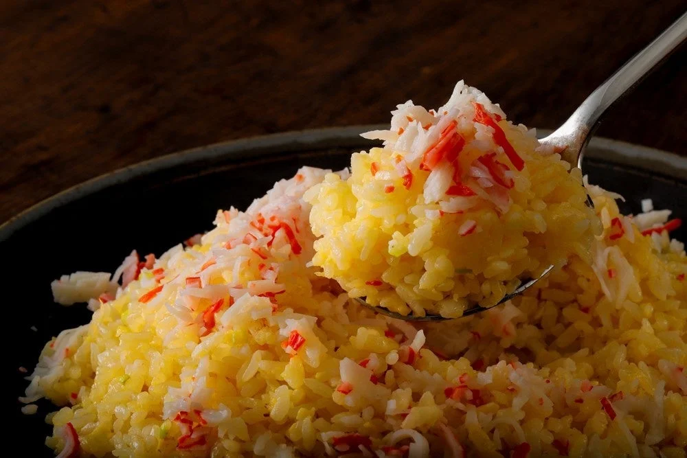 カニカマが乗ったシンプルな黄金チャーハン