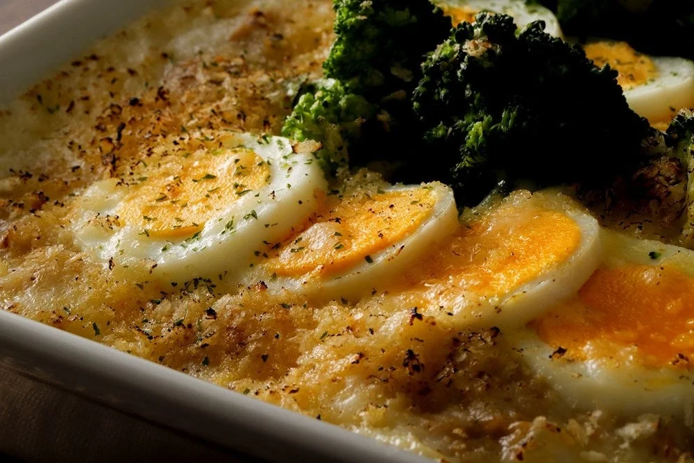 ゆで卵とブロッコリーが乗った玉子とツナのグラタン