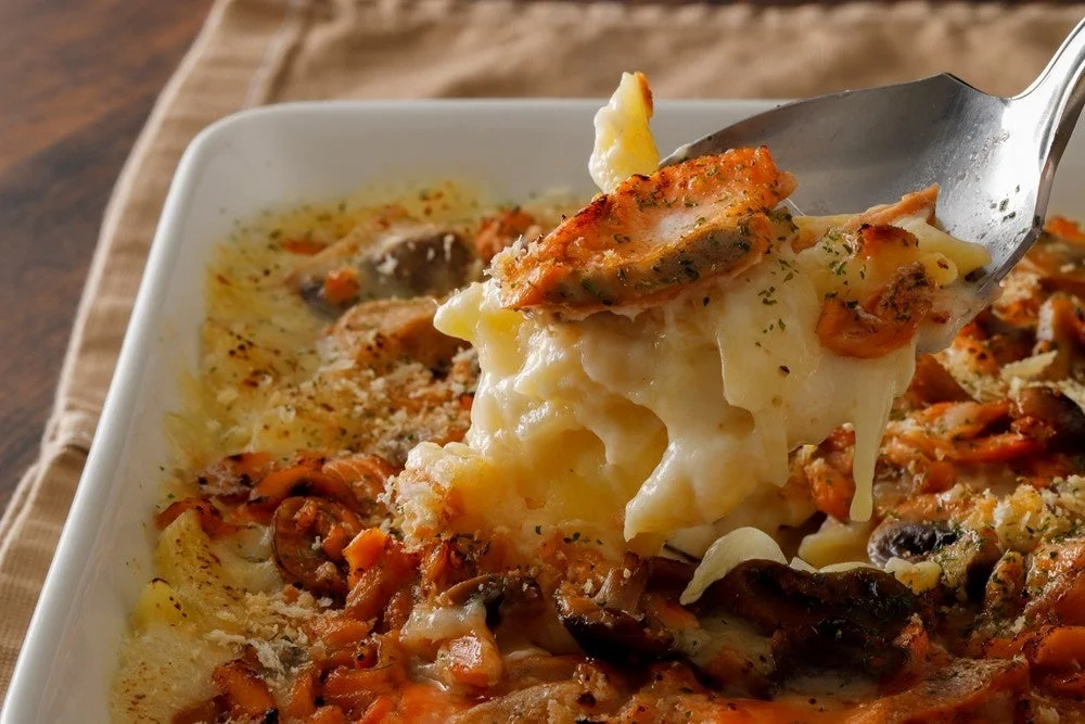 鮭と味噌のちゃんちゃん焼き味噌グラタンをすくっている様子