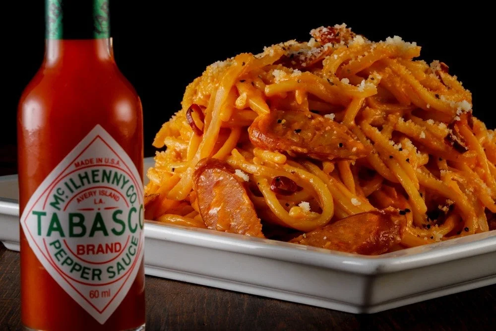 タバスコが添えられた辛ボナーラ
