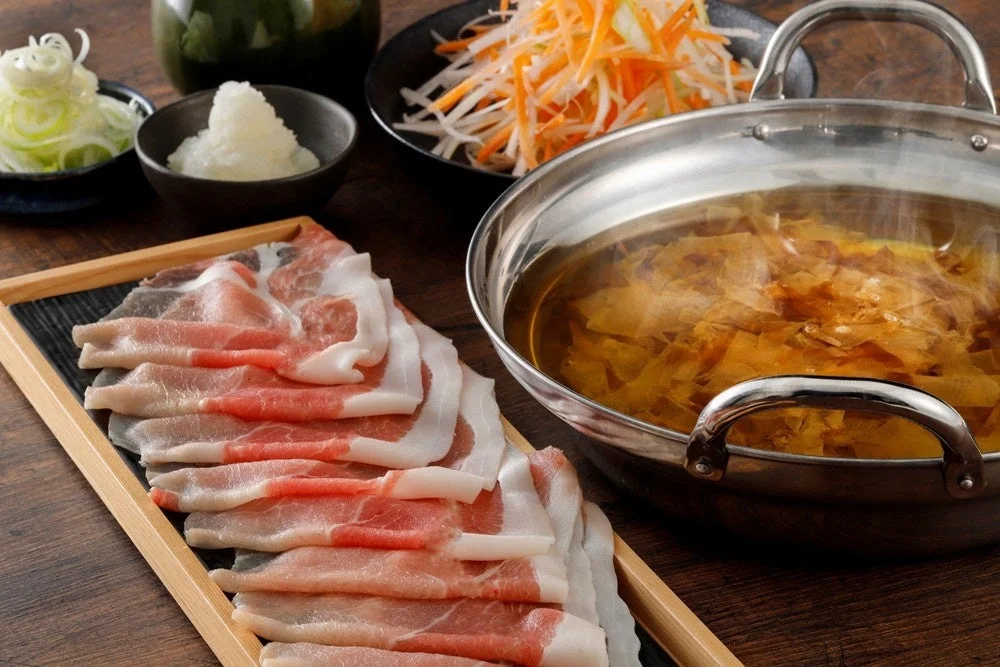 豚肉と出汁が用意された豚しゃぶコーナー