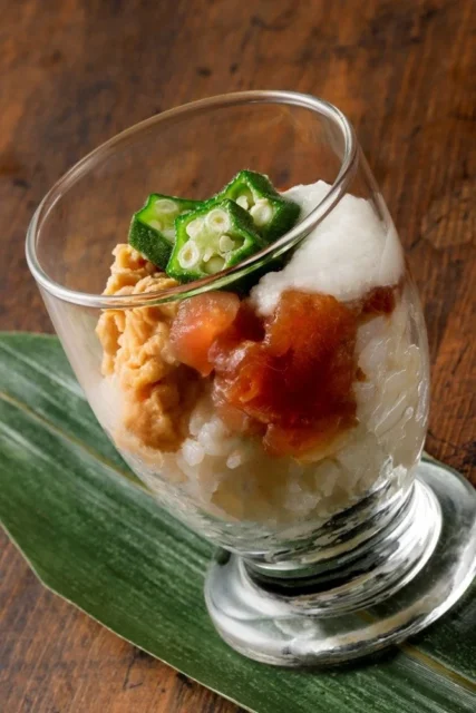 だし香るシャリと山かけマグロのパフェ