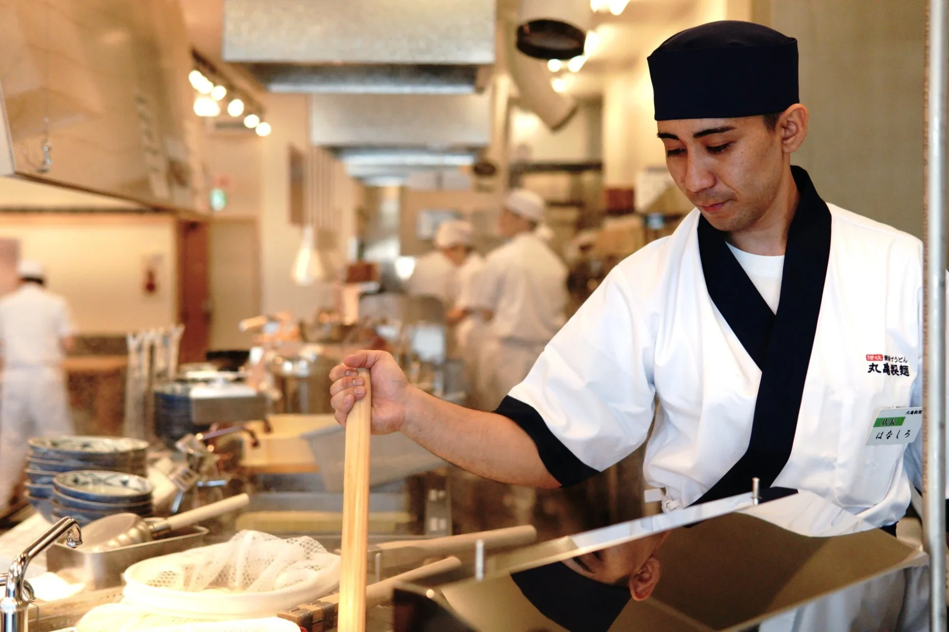 麺職人がうどんを調理している様子