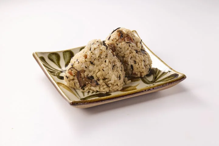 沖縄風炊き込みご飯のジューシーおむすび