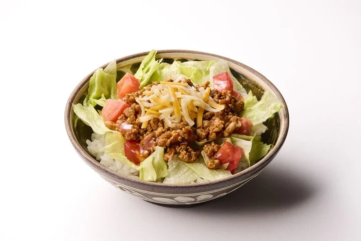 レタスとひき肉が乗ったタコライス