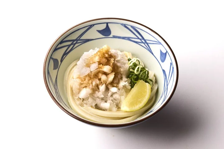 大根おろしとねぎ、レモンが乗った鬼おろし醤油うどん