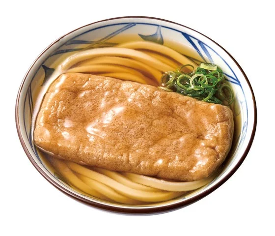 大きなきつね揚げが乗った店内仕込みのきつねうどん