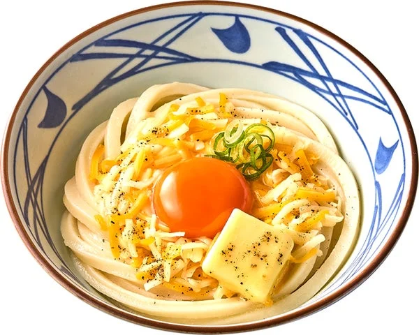 チーズと卵黄、バターが乗ったチーズ釜玉うどん