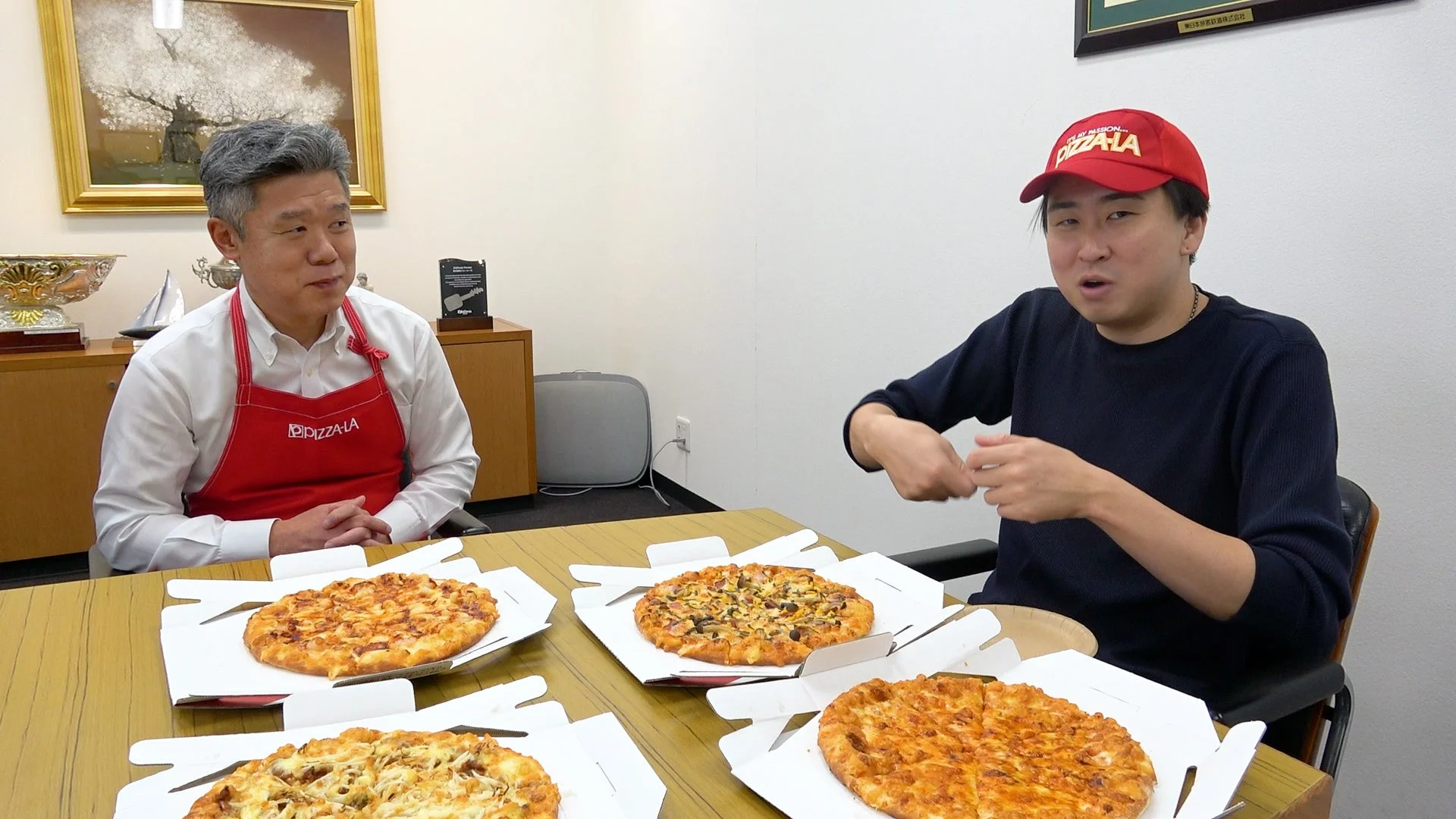 きまぐれクックとピザーラ担当者がピザ開発について話し合う様子