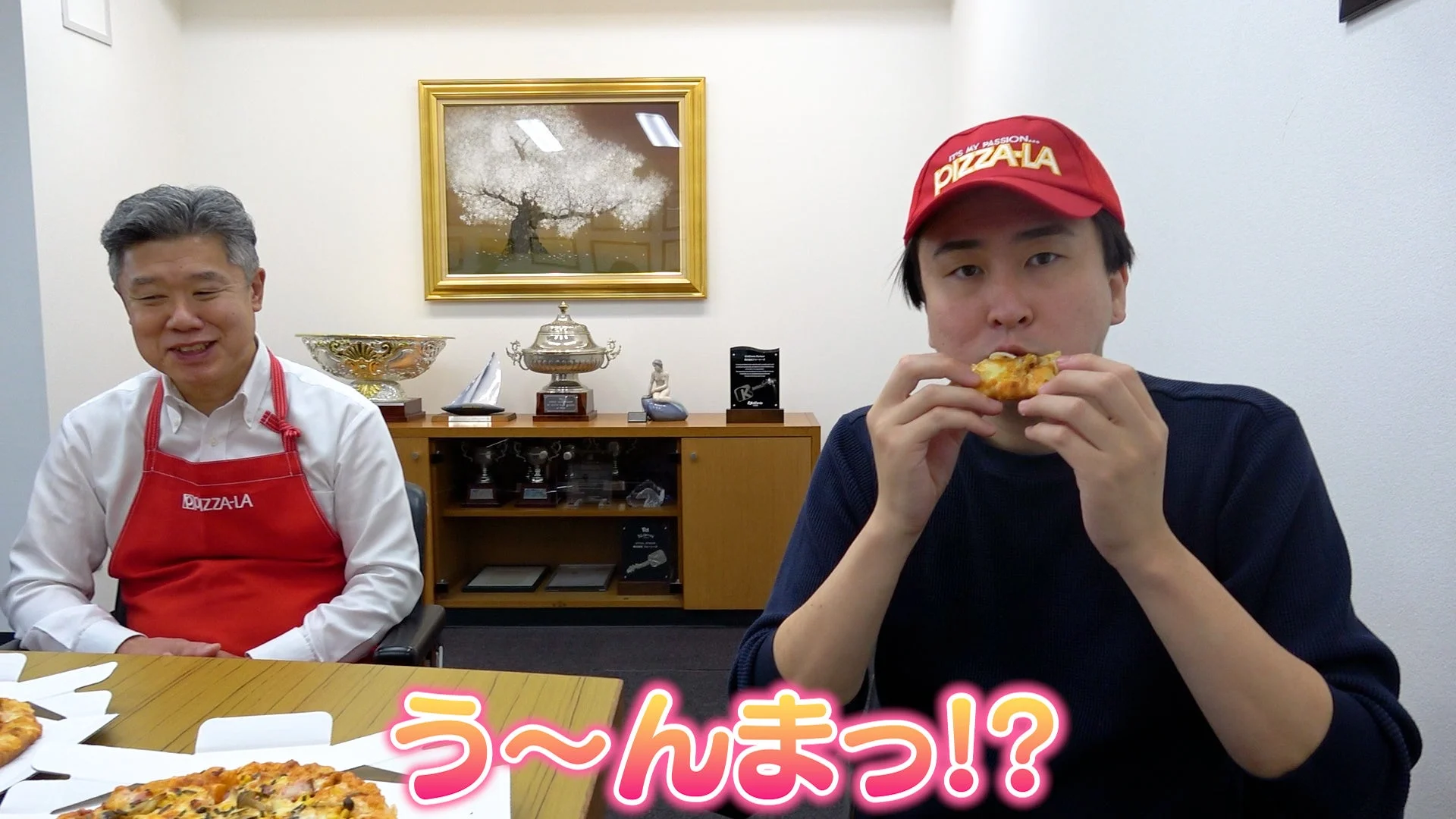 きまぐれクックがピザーラの試作ピザを試食し「う〜んまっ!?」と驚く様子