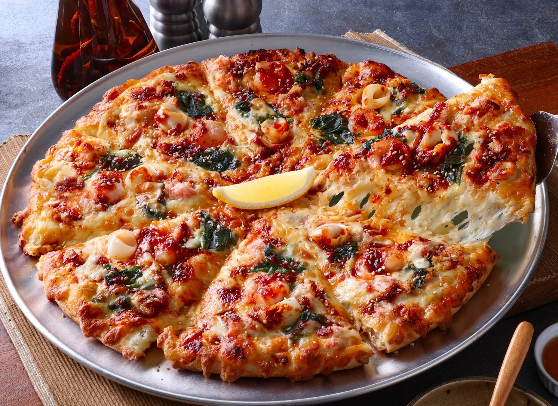 3種魚介のヤンニョムシーフードピザの全体像