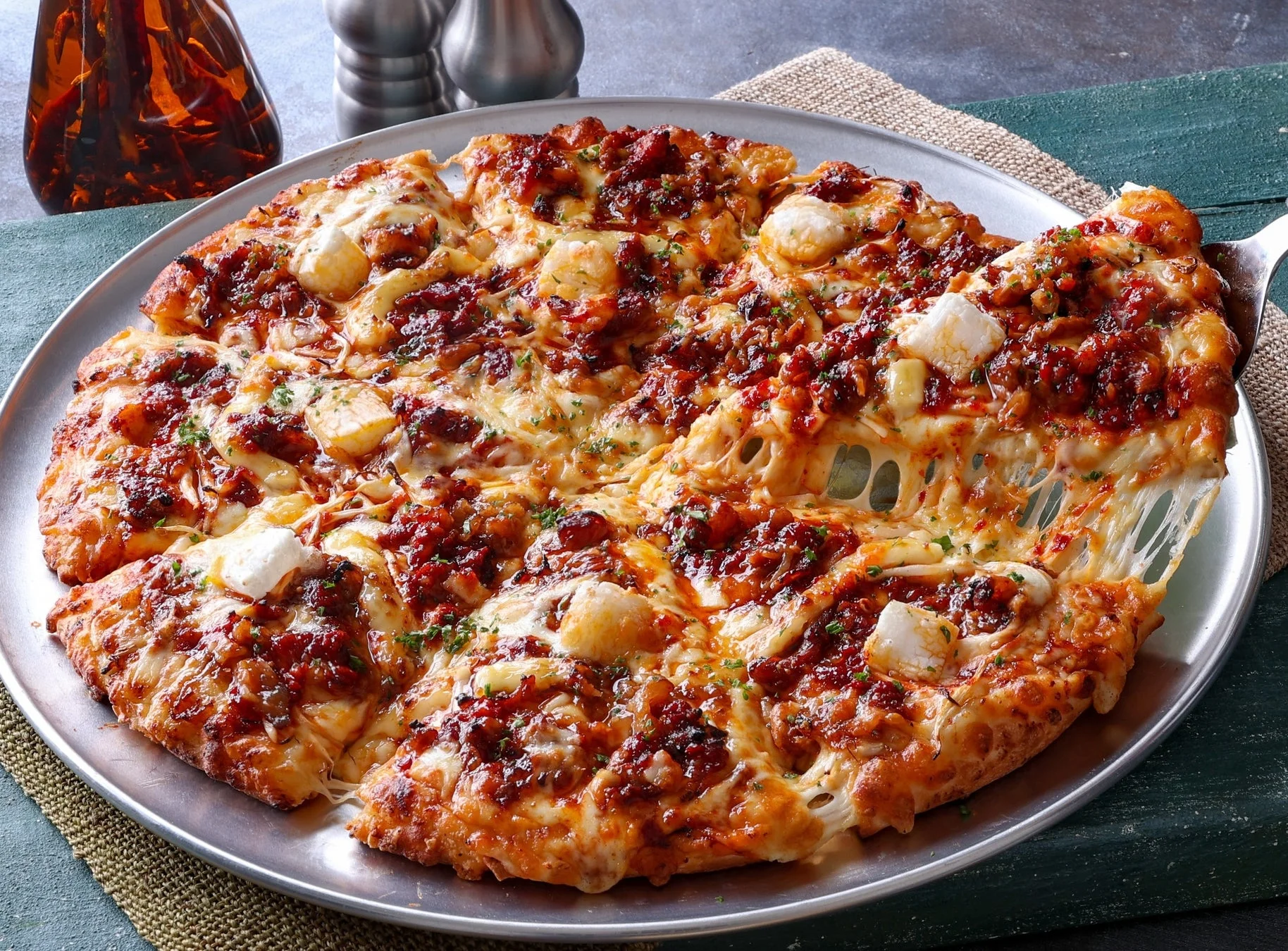 ヤンニョムカルビピザの全体像