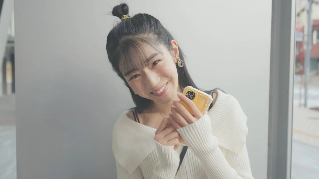 スマホを持つヒロインの笑顔