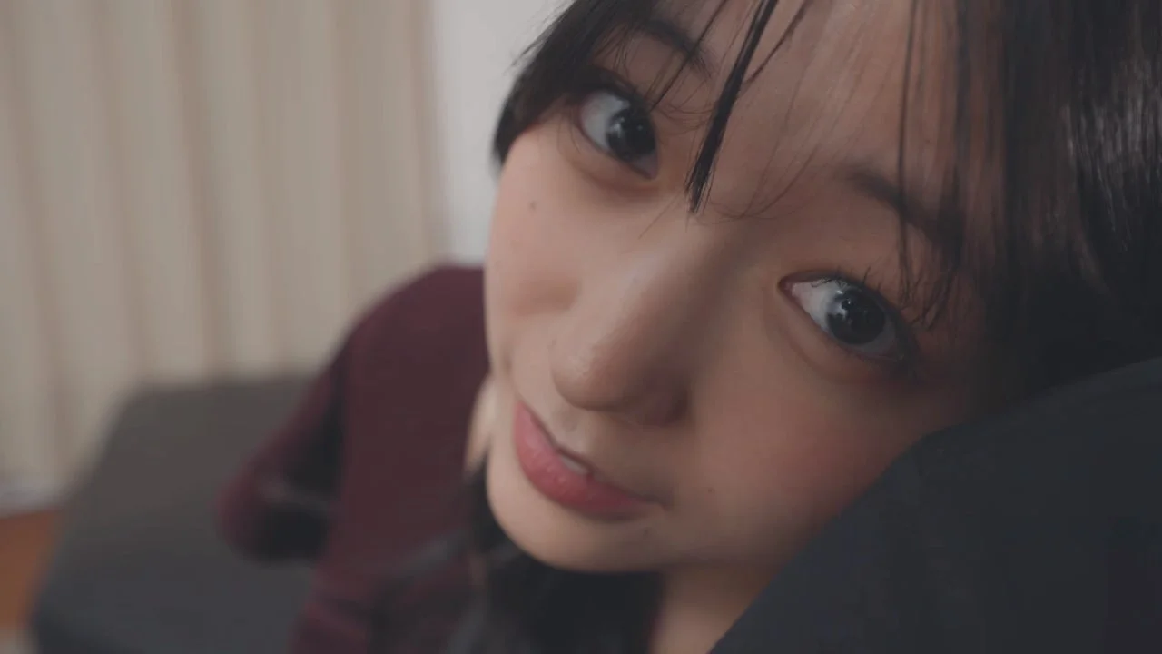 寝室で寄り添うヒロインの視線