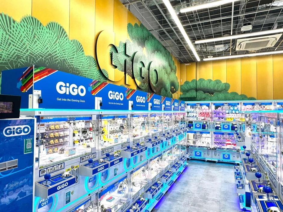 GiGO六本木1階のクレーンゲームフロアに広がる歌舞伎の松羽目をモチーフにした壁面デザイン