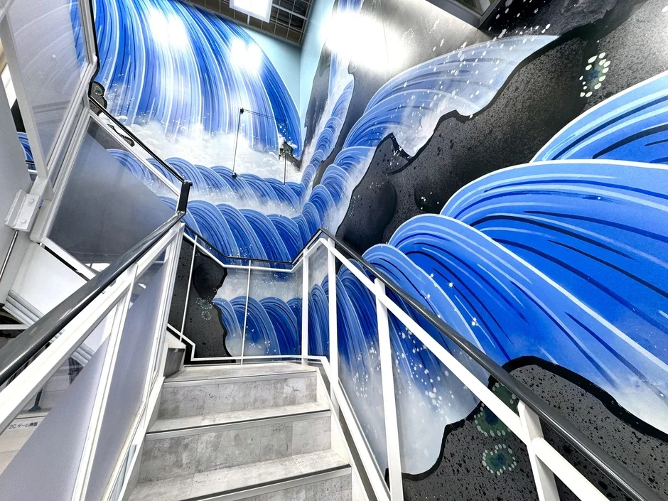 GiGO六本木の階段室に広がる歌舞伎『日本振袖始』をモチーフにした高さ6mの滝のウォールアート