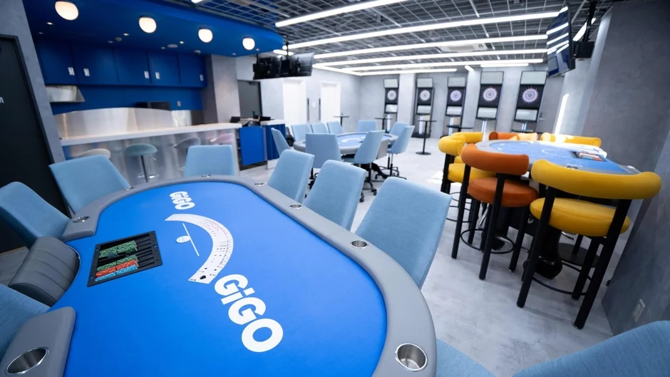 GiGO POKER六本木のポーカーテーブルが並ぶ明るく開放的なフロア