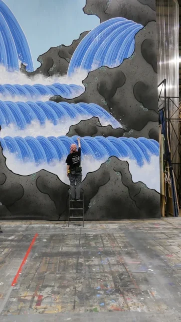 GiGO六本木の滝のウォールアートを製作中の職人