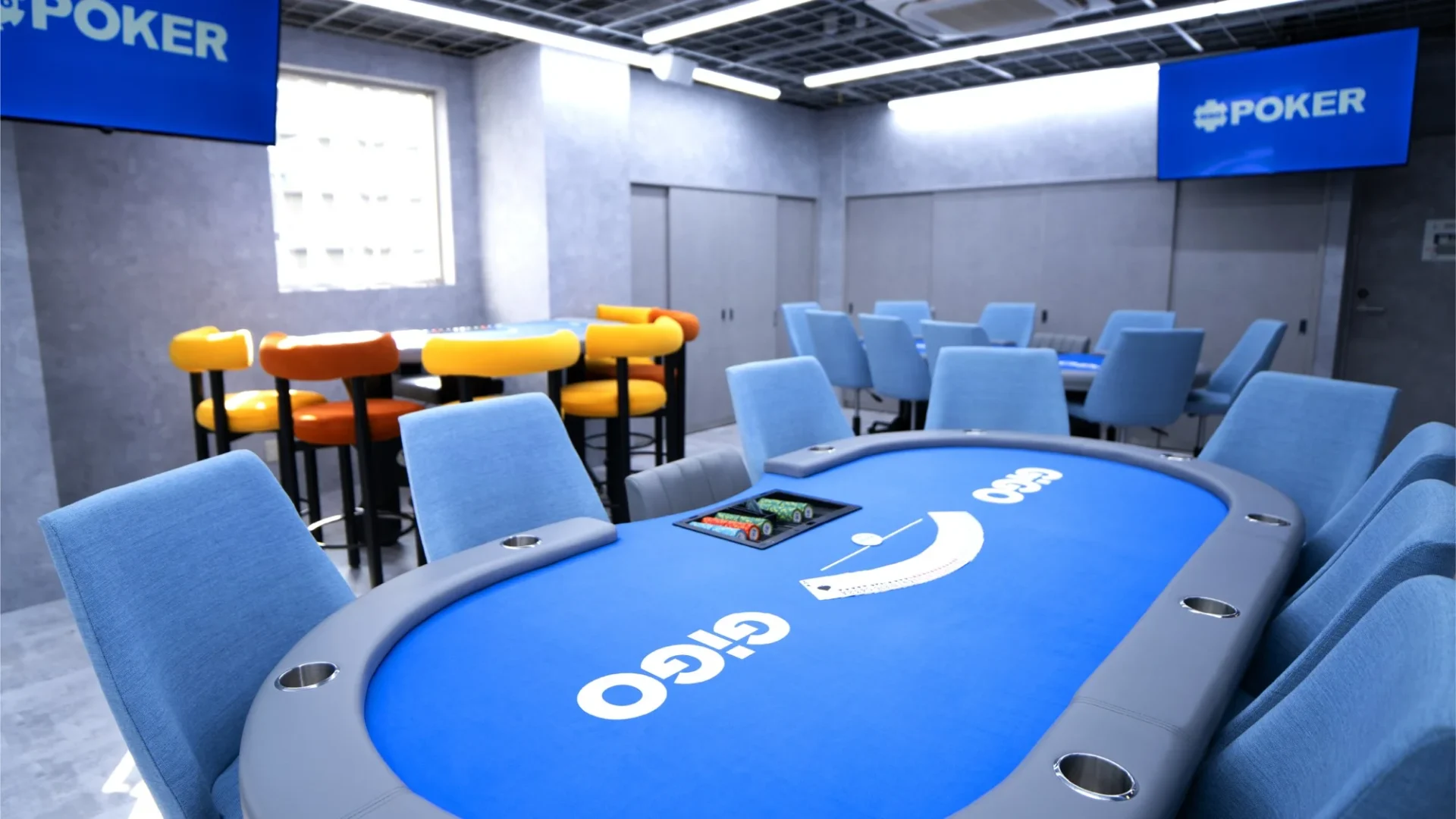 GiGO POKER六本木のポーカーテーブルとダーツ台が設置されたフロアの別角度