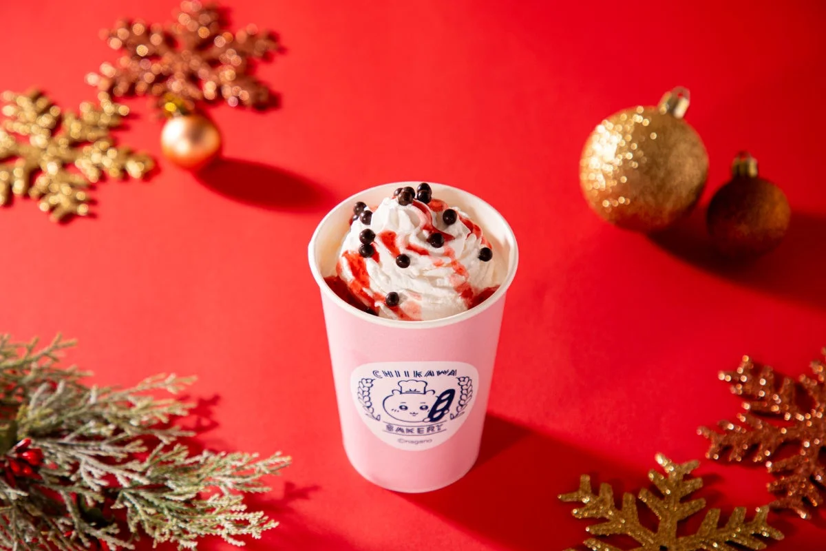 ホイップクリームとソースが乗ったちいかわベーカリーのホットチョコレート