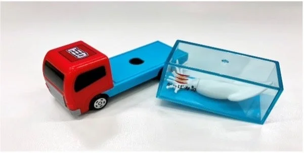 かっぱ寿司限定トミカ トラック（暗いところで光るいか）の水槽が取り外せる様子