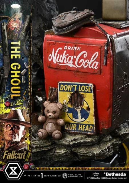 特製ベースに配置された古びたヌカ・コーラの冷蔵庫と小物