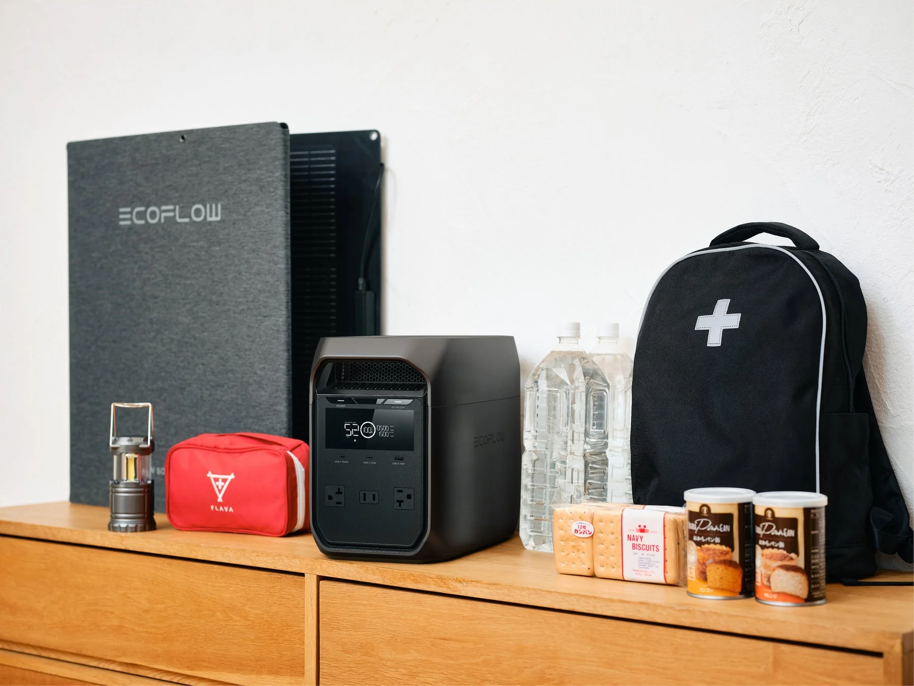 EcoFlowポータブル電源と防災グッズが並べられた写真。災害対策のイメージ。