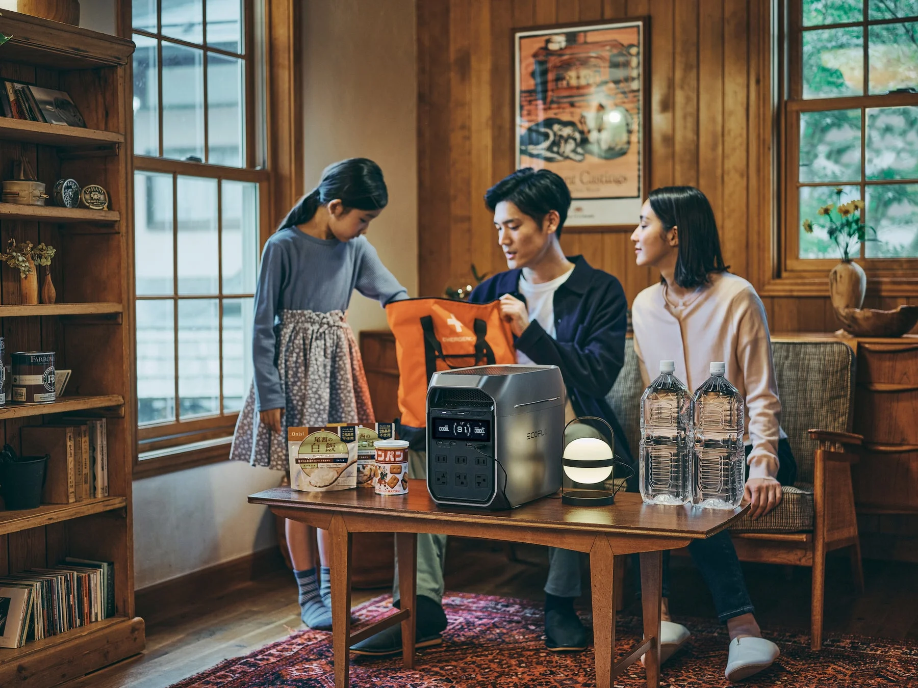EcoFlowポータブル電源を囲む家族。もしもの備えや自宅での利用シーン。