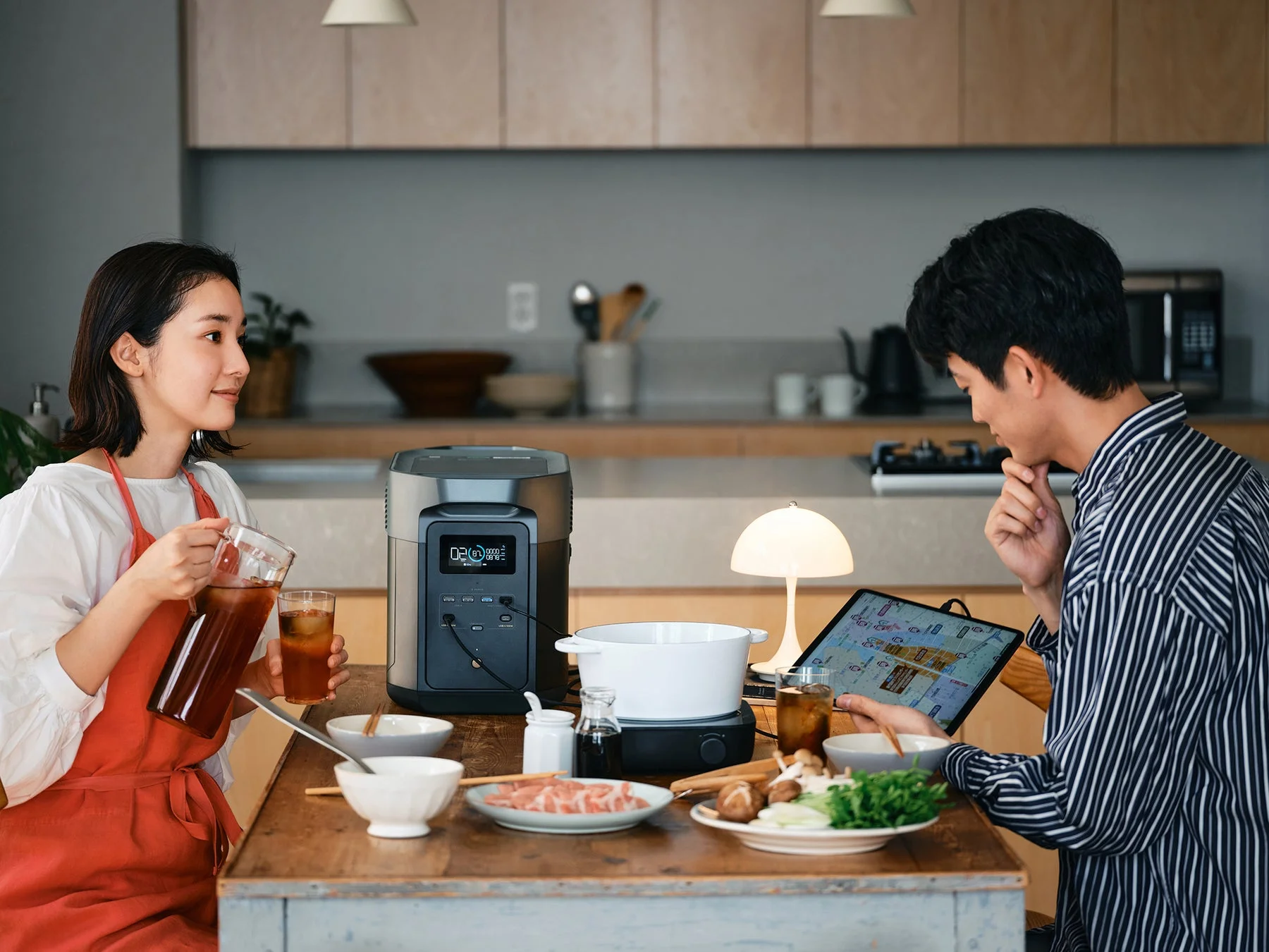 EcoFlowポータブル電源を使ってダイニングで食事を楽しむ夫婦の様子。