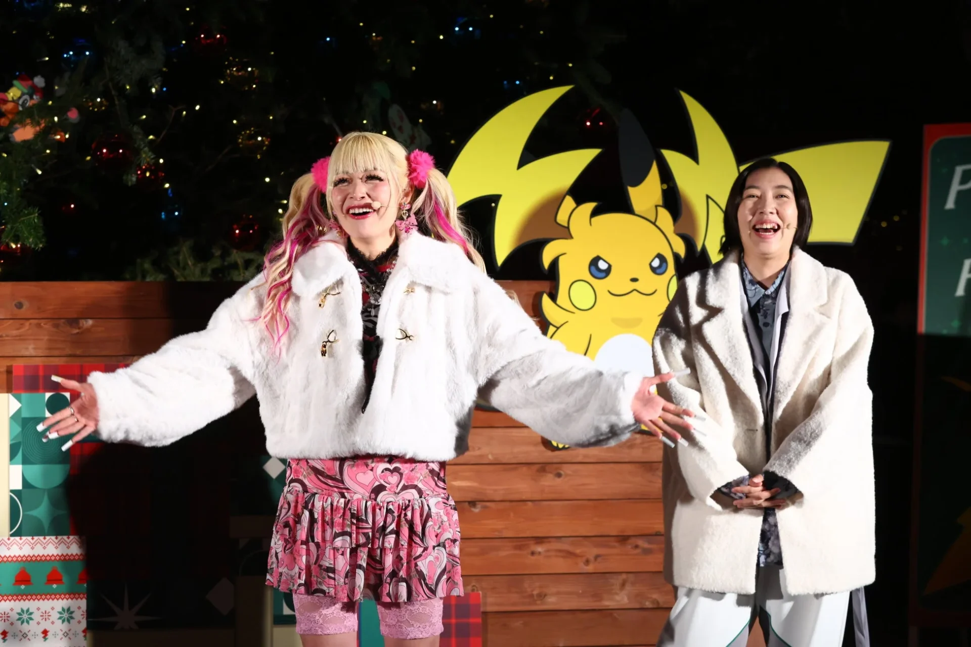 イベントで満面の笑みを浮かべるエルフ荒川さんとはるさん