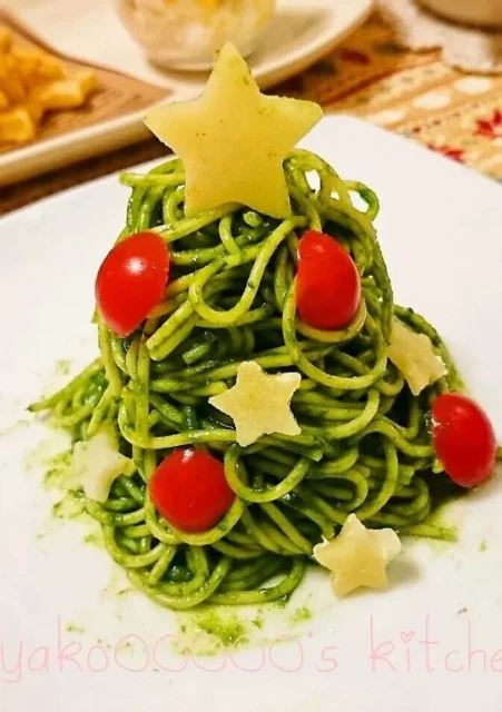 ほうれん草パスタで作られたクリスマスツリーの形のおしゃれな料理