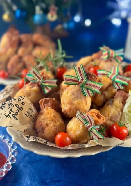 鶏むね肉とちくわで作られたリボン飾りのクリスマスチキン