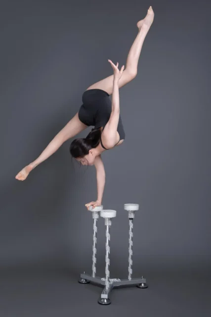 『GASHA』の舞台で空中芸を披露するエアリアルアーティスト