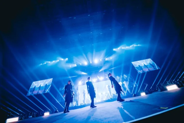 BABYMETALのSU-METAL、MOAMETAL、MOMOMETALの3人によるパフォーマンス