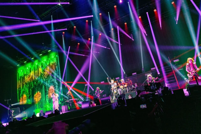 聖飢魔Ⅱのメンバーによるライブステージ全体像