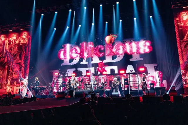 聖飢魔Ⅱの「アダムの林檎」パフォーマンスとステージ演出