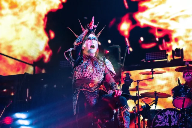 聖飢魔Ⅱデーモン閣下の炎が上がるステージでのパフォーマンス