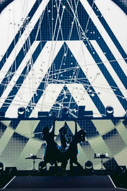 BABYMETALの3人がシルエットで表現されたステージパフォーマンス