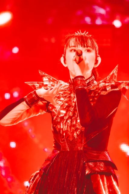 BABYMETALのSU-METALによる歌唱パフォーマンス