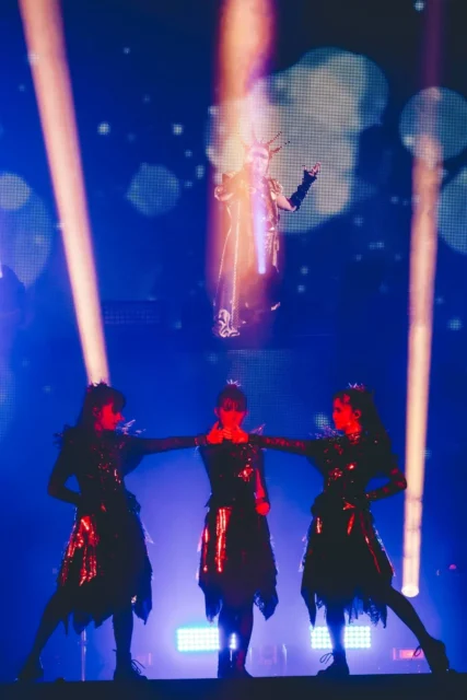 BABYMETALのステージに乱入する聖飢魔Ⅱデーモン閣下